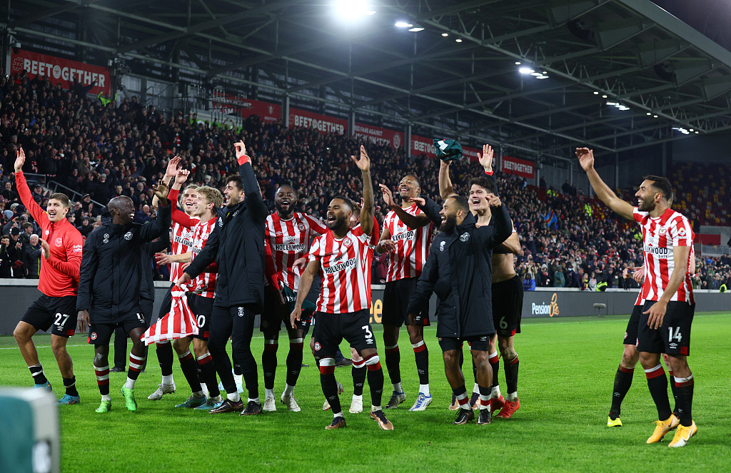 Brentford players celebrate with their home fans following their victory over Liverpool at Brentford Community Stadium in Brentford, England, January 2, 2023. /CFP