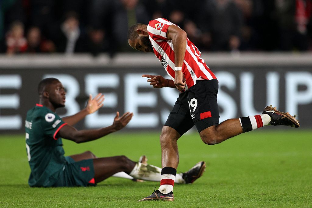 Brentford's striker Bryan Mbeumo (R) celebrates after scoring during their clash with Liverpool at Brentford Community Stadium in Brentford, England, January 2, 2023. /CFP