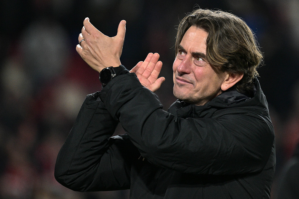 Brentford manager Thomas Frank applauds the fans after their victory over Liverpool at Brentford Community Stadium in Brentford, England, January 2, 2023. /CFP