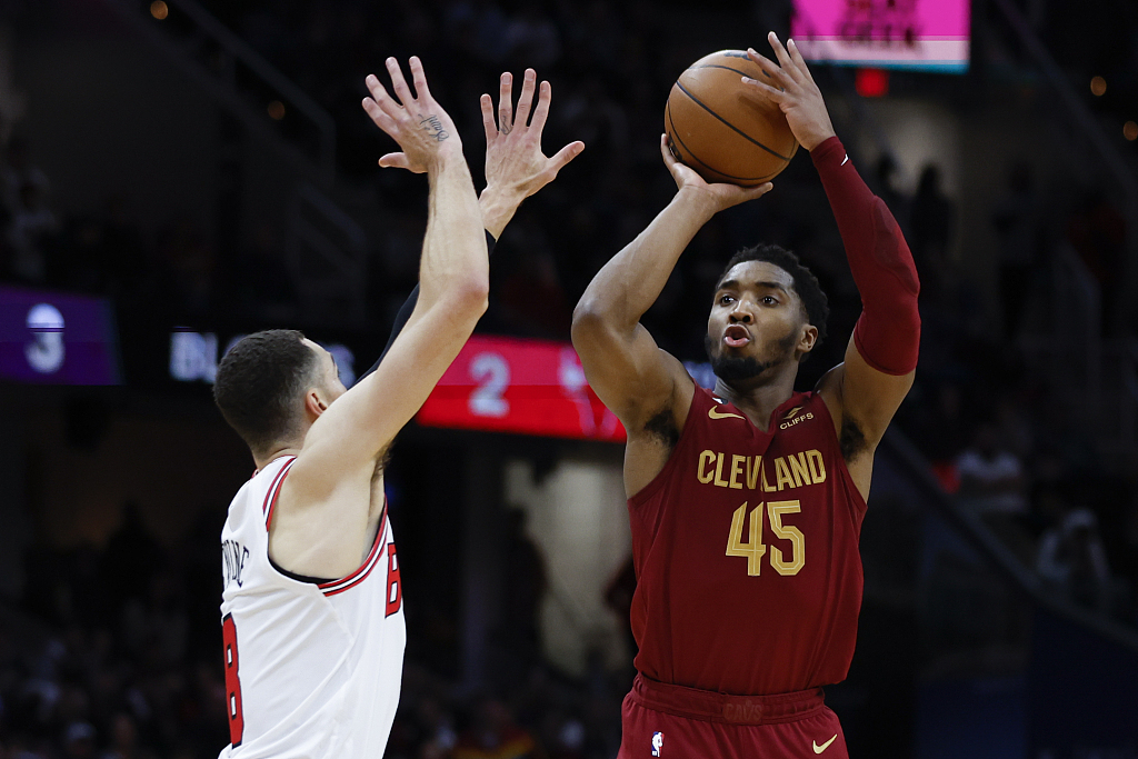 Donovan Mitchell (#45) of the Cleveland Cavaliers shoots in the game against the Chicago Bulls at the Rocket Mortgage FieldHouse in Cleveland, Ohio, January 2, 2023. /CFP