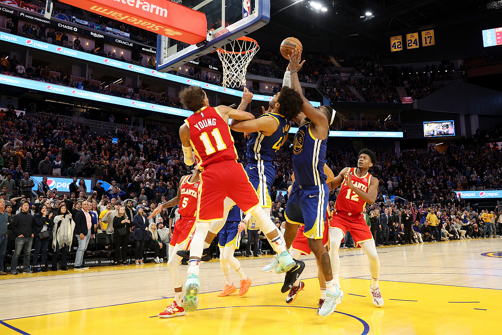 Kevon Looney (#5) of the Golden State Warriors makes the game-winning shot against the Atlanta Hawks at the Chase Center in San Francisco, California, January 2, 2023. /CFP