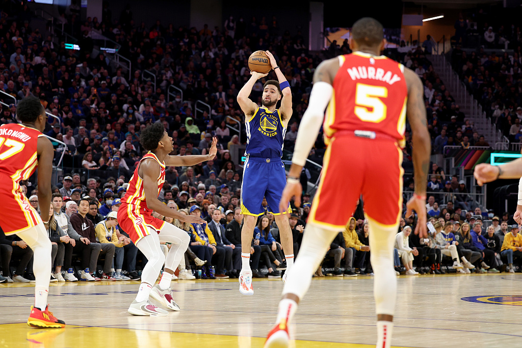 Klay Thompson (#11) of the Golden State Warriors shoots in the game against the Atlanta Hawks at the Chase Center in San Francisco, California, January 2, 2023. /CFP
