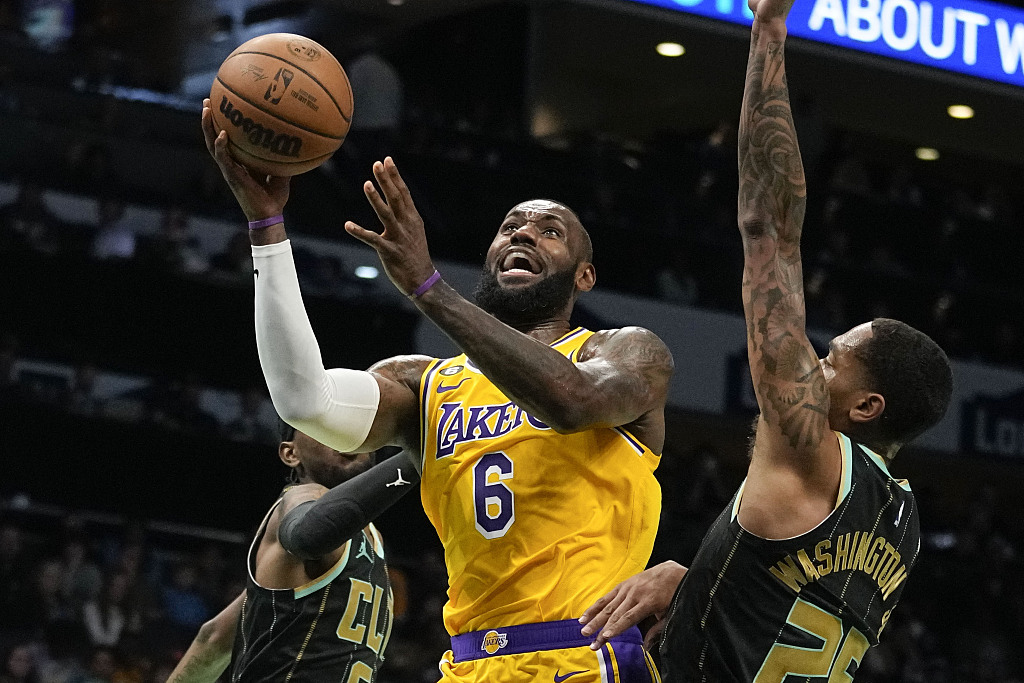 LeBron James (#6) of the Los Angeles Lakers drives toward the rim in the game against the Charlotte Hornets at the Spectrum Center in Charlotte, North Carolina, January 2, 2023. /CFP
