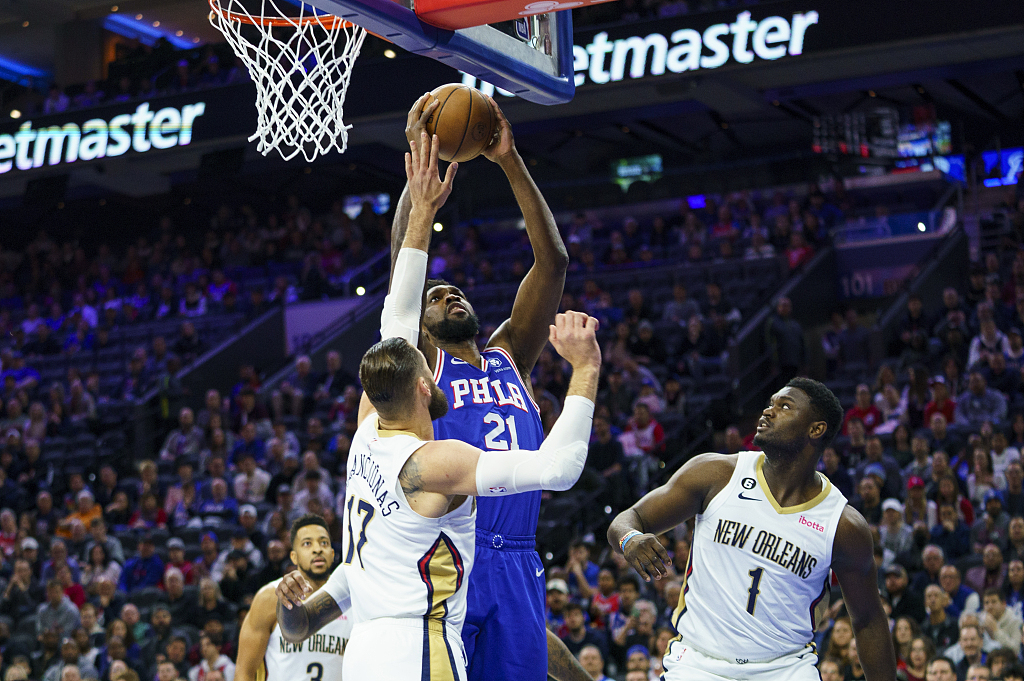 Joel Embiid (#21) of the Philadelphia 76ers shoots in the game against the New Orleans Pelicans at the Wells Fargo Center in Philadelphia, Pennsylvania, January 2, 2023. /CFP