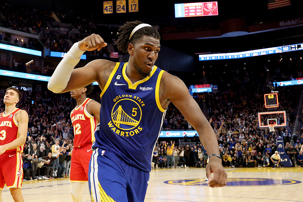 Kevon Looney (#5) of the Golden State Warriors celebrates after making the game-winning shot against the Atlanta Hawks at the Chase Center in San Francisco, California, January 2, 2023. /CFP