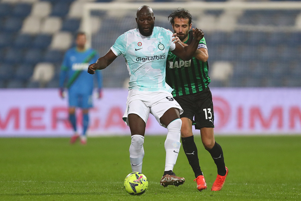 Romelu Lukaku (L) of Inter Milan controls the ball in a friendly against Sassuolo in Sassuolo, Italy, December 29, 2022. /CFP