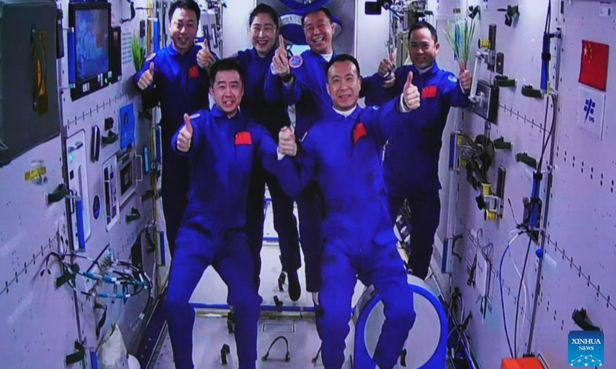 Dieses Bild, das im Jiuquan Satellite Launch Center im Nordwesten Chinas aufgenommen wurde, zeigt die Besatzungen von Shenzhou-15 und Shenzhou-14, die nach einem historischen Treffen im Weltraum am 30. November 2022 ein Gruppenfoto mit erhobenem Daumen machen. /Xinhua