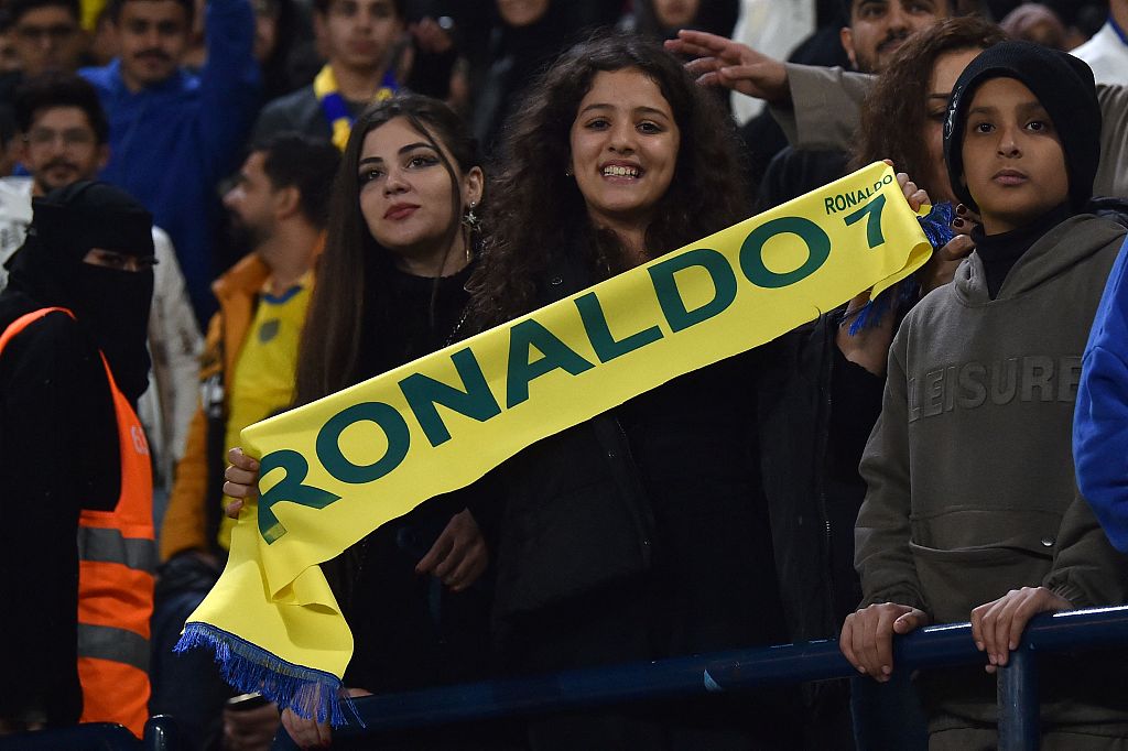 Al-Nassr supporter waves a Cristiano Ronaldo scarf during the unveiling of the Portuguese forward at the Mrsool Park Stadium in Riyadh, Saudi Arabia, January 3, 2023. /CFP