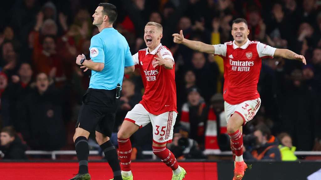 Oleksandr Zinchenko (#35) and Granit Xhaka of Arsenal chase referee Andy Madley appealing for a late penalty during their Premier League clash with Newcastle United at Emirates Stadium in London, England, January 3, 2023. /CFP