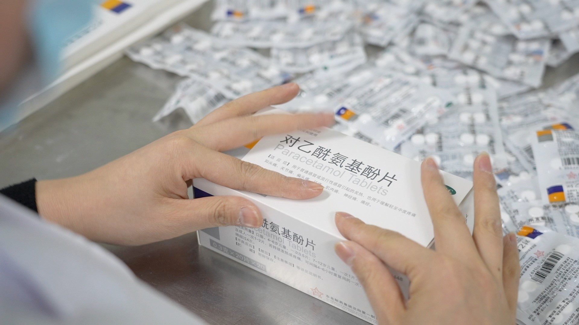 Paracetamol has been used to treat fever and pain for more than 60 years. Now, medical experts in China recommend it be the first port of call in the treatment of COVID-19 amid a new surge in cases across the country. /CGTN