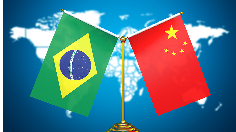 The national flags of China and Brazil. /CFP