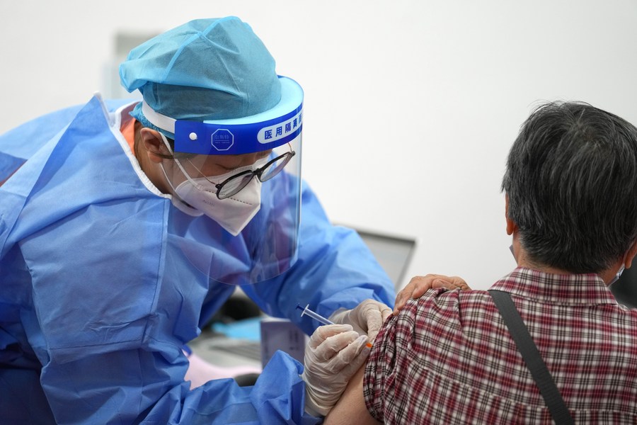A medical worker injects a booster shot of COVID-19 vaccine for an 86-year-old resident in Chaoyang District, Beijing, capital of China, July 13, 2022. /Xinhua