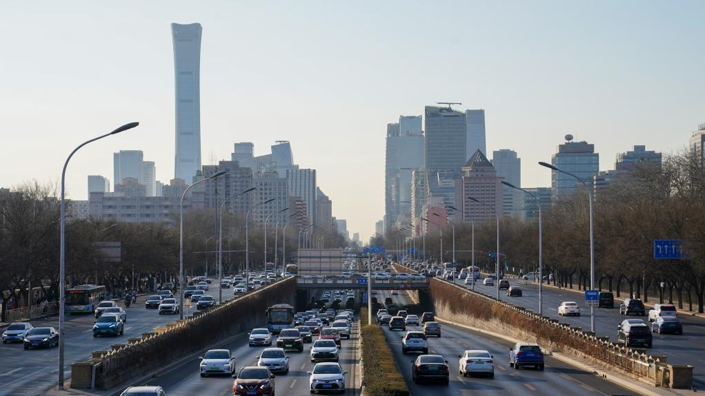 Vehicles run on Third Ring Road East in the morning in Chaoyang District of Beijing, capital of China, January 3, 2023. /Xinhua