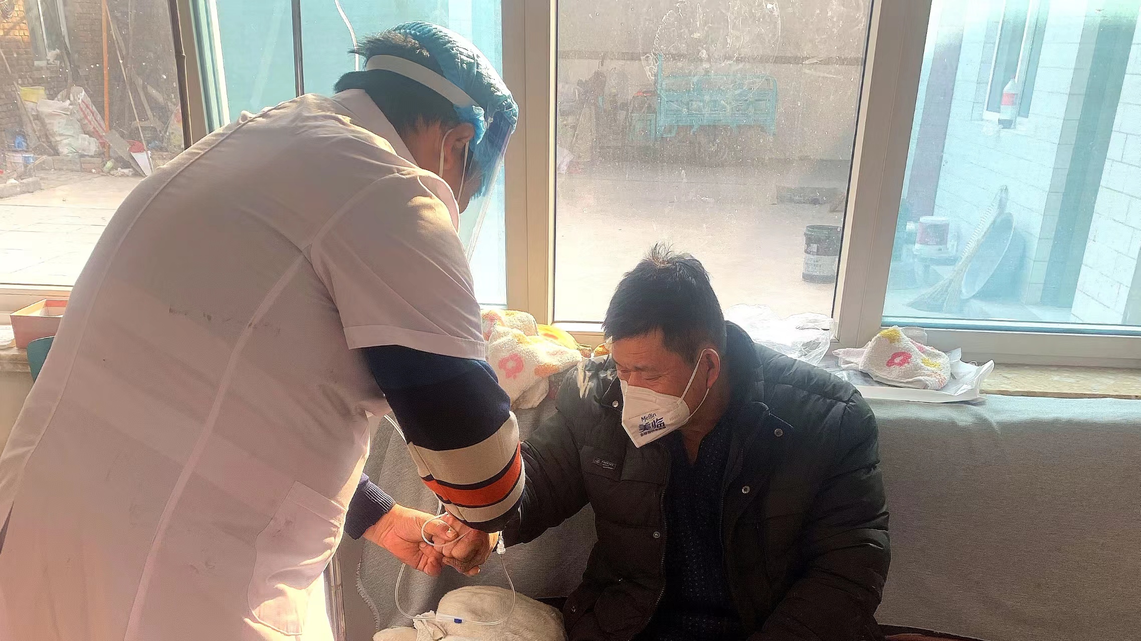 Li Jun treats a patient at the patient's home, Xisunzhuang Village, January 4, 2023. /courtesy of Li Jun