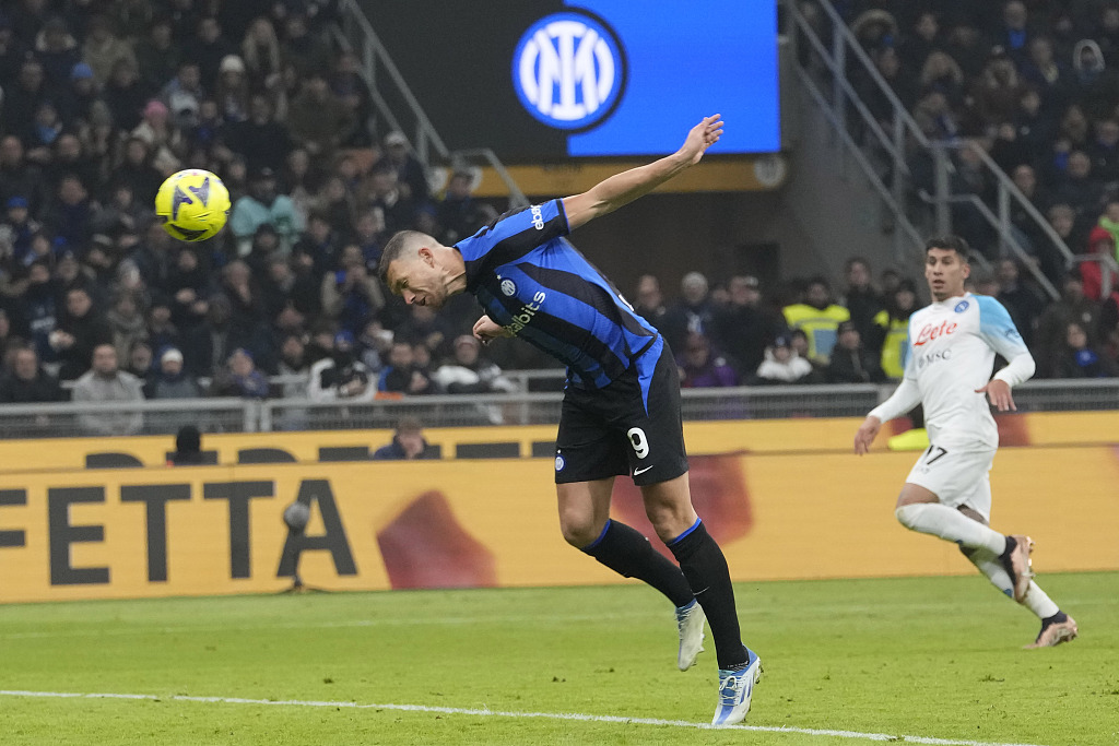 Inter Milan's Edin Dzeko scores against Napoli during a Serie A football match in Milan, Italy, January 4, 2023. /CFP