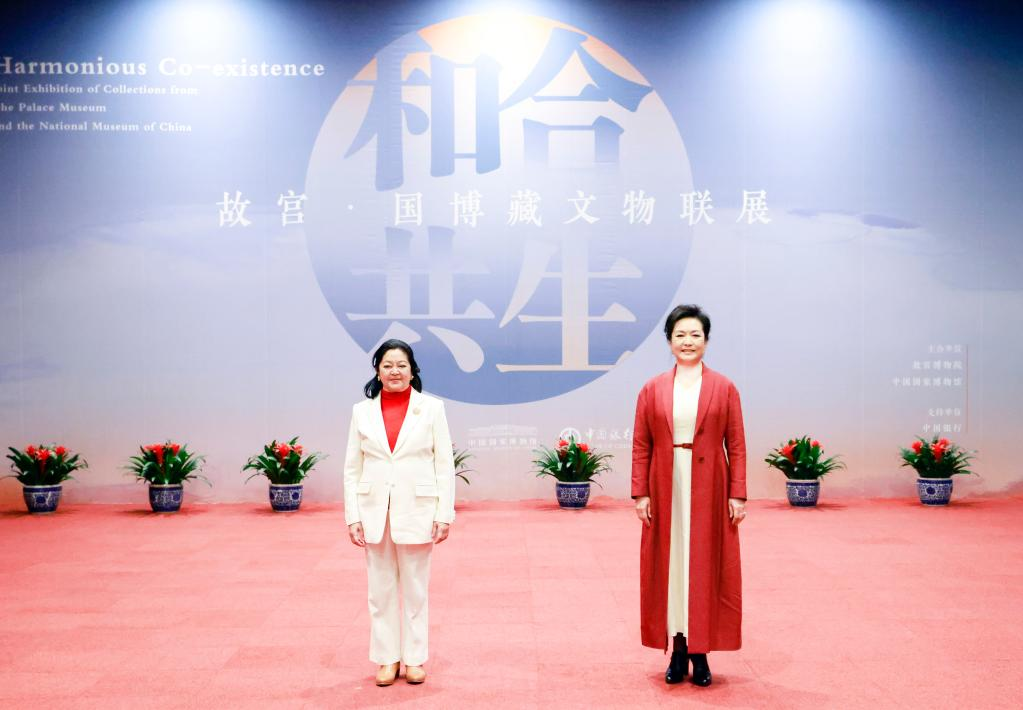 Peng Liyuan (R), wife of Chinese President Xi Jinping, visits the National Museum of China in Beijing with Louise Araneta-Marcos, wife of Philippine President Ferdinand Romualdez Marcos Jr., who accompanies Marcos on his state visit to China, January 4, 2023. /Xinhua