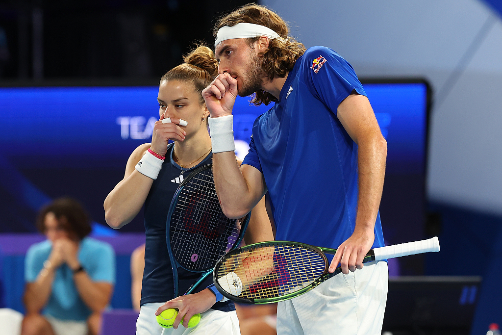Stefanos Tsitsipas (R) and Maria Sakkari of Greece talk tactics in the mixed doubles finals match against Team Croatia during the 2023 United Cup in Perth, Australia, January 4, 2023. /CFP