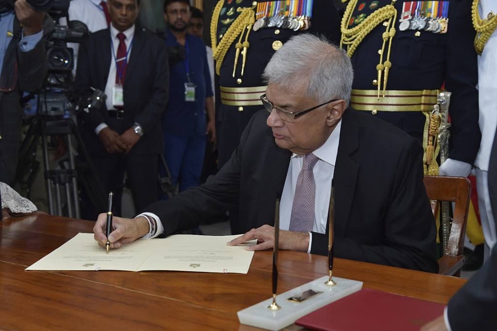 Sri Lanka's newly elected president Ranil Wickremesinghe, signs after taking oath during his swearing in ceremony in Colombo, Sri Lanka, July 21, 2022. /CFP
