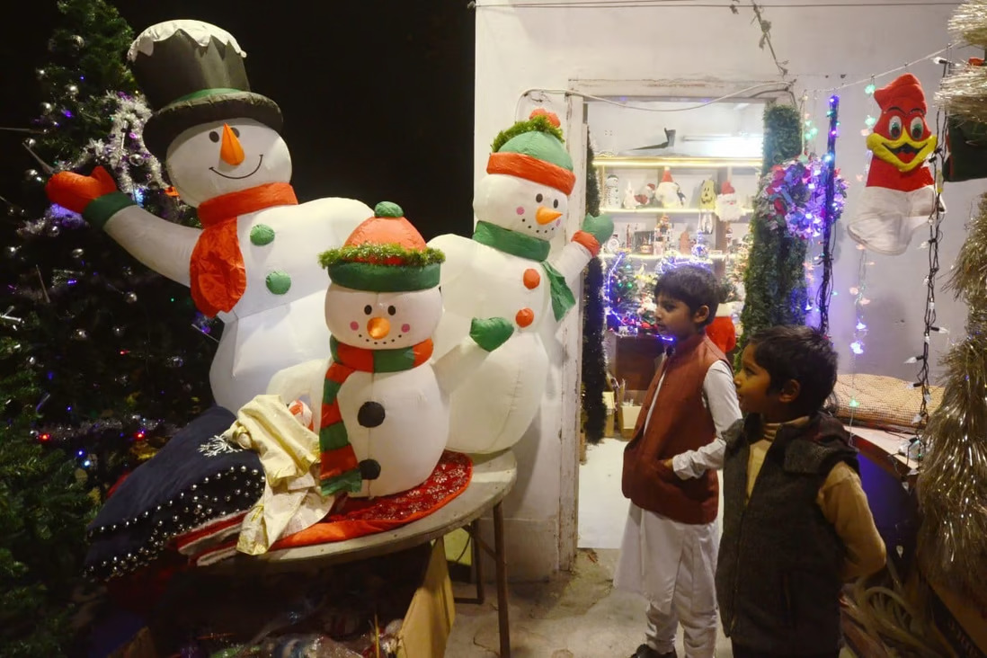 Children visit a Christmas decoration shop in Peshawar ahead of Christmas 2022. Pakistan has ordered all malls and markets to close by 8:30 p.m. as part of a new energy conservation plan. /Xinhua