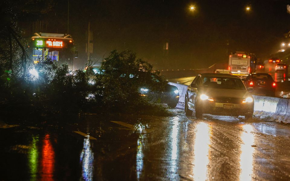 Traffic navigates around downed tree limbs along 19th Avenue after a new bout of rainstorms threatens to flood San Francisco, U.S., January 4, 2023. /Reuters