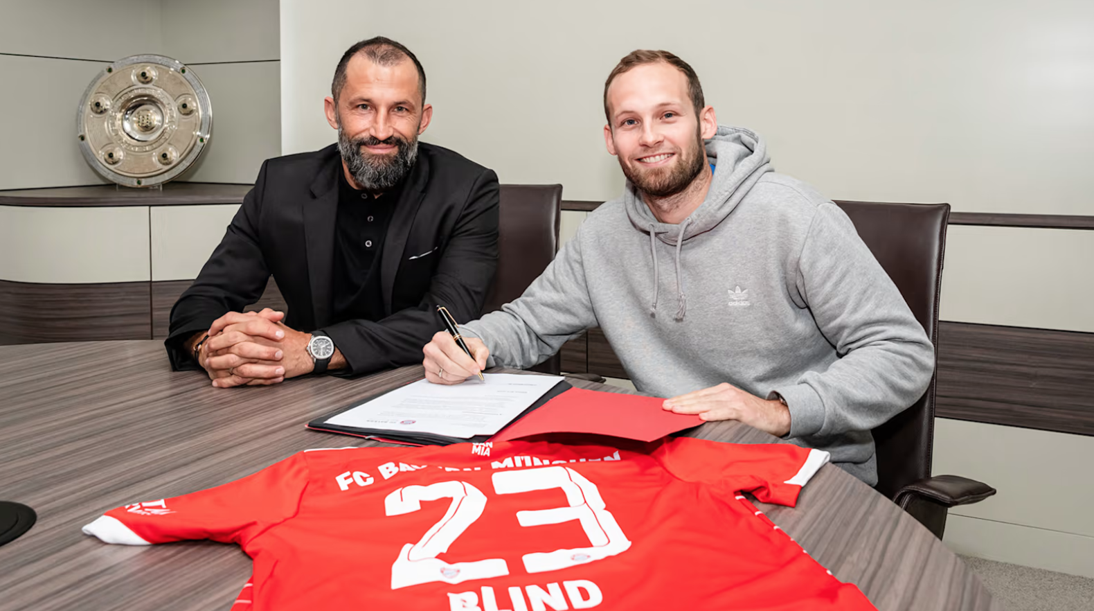 Daley Blind (R) sighs his contract with Bayern Munich on a deal till the end of the season in Munich, Germany, January 5, 2023. /CFP