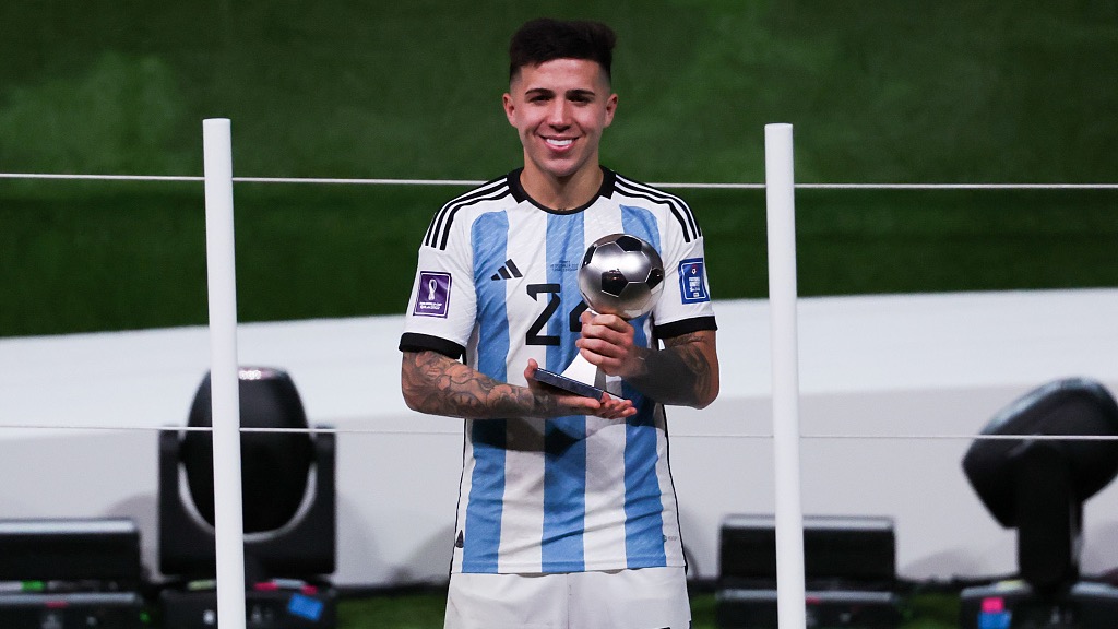 Enzo Fernandez of Argentina poses for photos with his World Cup best young player trophy at Lusail Stadium in Lusail City, Qatar, December 18, 2022. /CFP