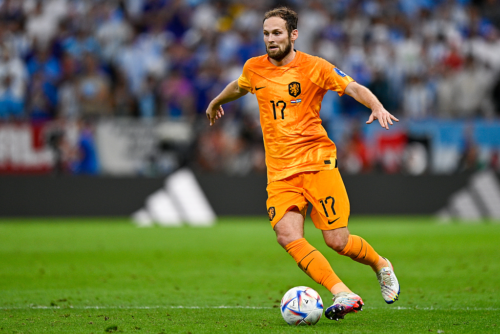 Daley Blind of the Netherlands runs with the ball during their clash with Argentina at the Lusail Stadium in Lusail City, Qatar, December 9, 2022. /CFP
