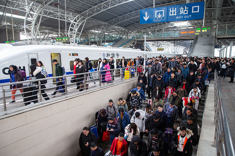 Passengers are getting off a train at Nanjing Railway Station, Nanjing, East China's Jiangsu province, March 1, 2019. /CFP
