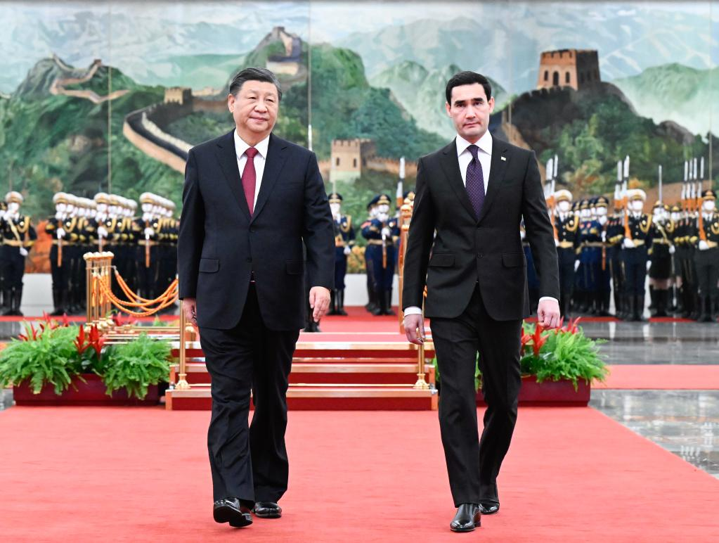 Chinese President Xi Jinping (L) holds a welcoming ceremony for visiting Turkmen President Serdar Berdimuhamedov, prior to their talks at the Great Hall of the People in Beijing, capital of China, January 6, 2023. /Xinhua