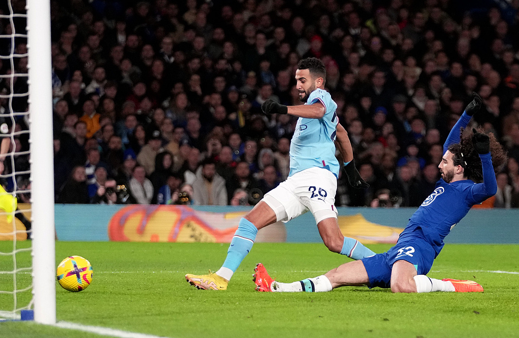Riyad Mahrez of Manchester City scores the winning goal whilst under pressure from Marc Cucurella of Chelsea during their Premier League clash at Stamford Bridge in London, England, January 5, 2023. /CFP 