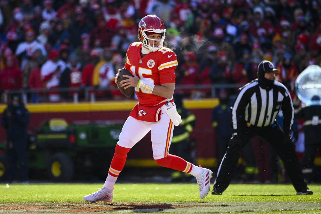 Quarterback Patrick Mahomes of the Kansas City Chiefs looks to pass in the game against the Seattle Seahawks at Arrowhead Stadium in Kansas City, Missouri, December 24, 2022. /CFP
