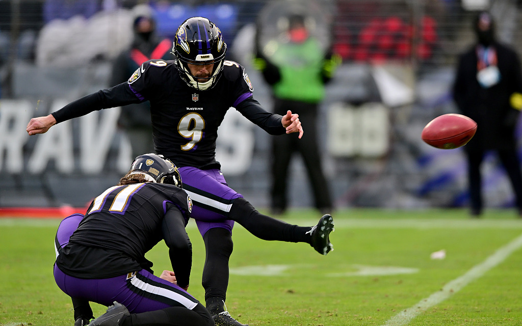 Kicker Justin Tucker (#9) of the Baltimore Ravens shoots a field goal in the game against the Atlanta Falcons at M&T Bank Stadium in Baltimore, Maryland, December 24, 2022. /CFP