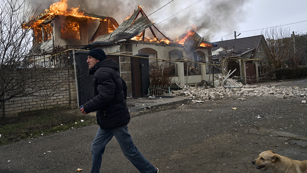 A resident runs past a burning house in Kherson, Ukraine, January 6, 2023. /CFP 