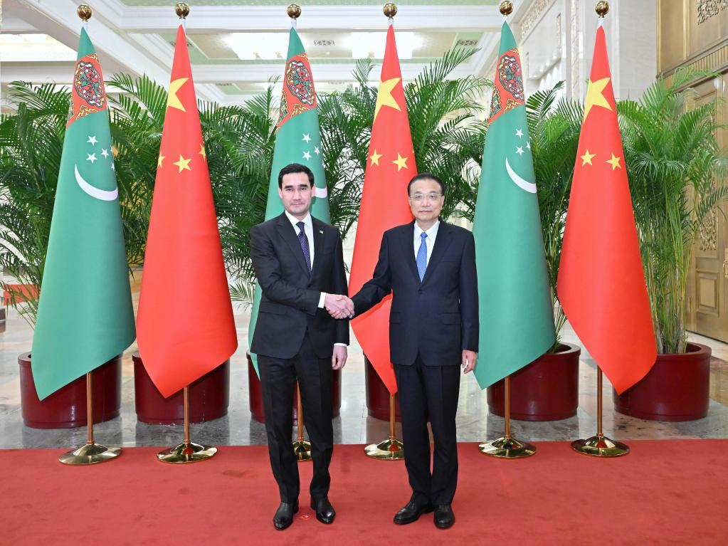 Chinese Premier Li Keqiang (R) meets with visiting Turkmen President Serdar Berdimuhamedov at the Great Hall of the People in Beijing, China, January 6, 2023. /Xinhua