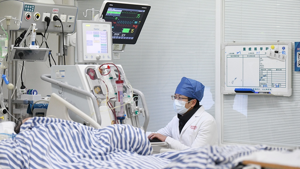 A medical worker treats a patient in the ICU at Xiangya Hospital of Central South University in Changsha, central China's Hunan Province, January 3, 2023. /CFP