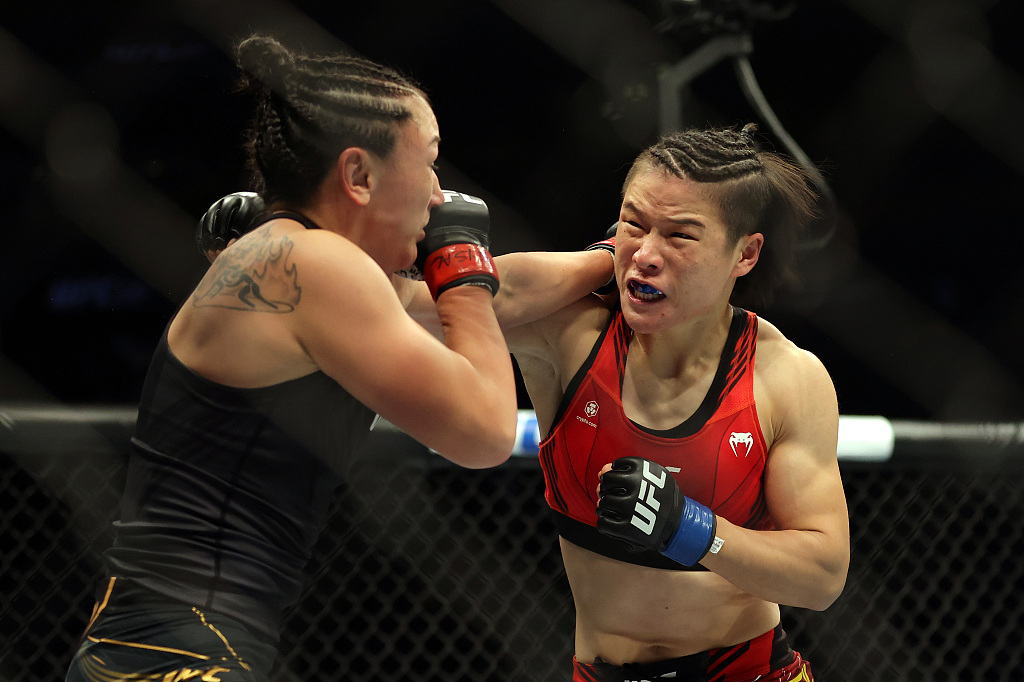 Zhang Weili (R) of China punches Carla Esparza of the U.S. at UFC 281 at Madison Square Garden in New York City, November 12, 2022. /CFP