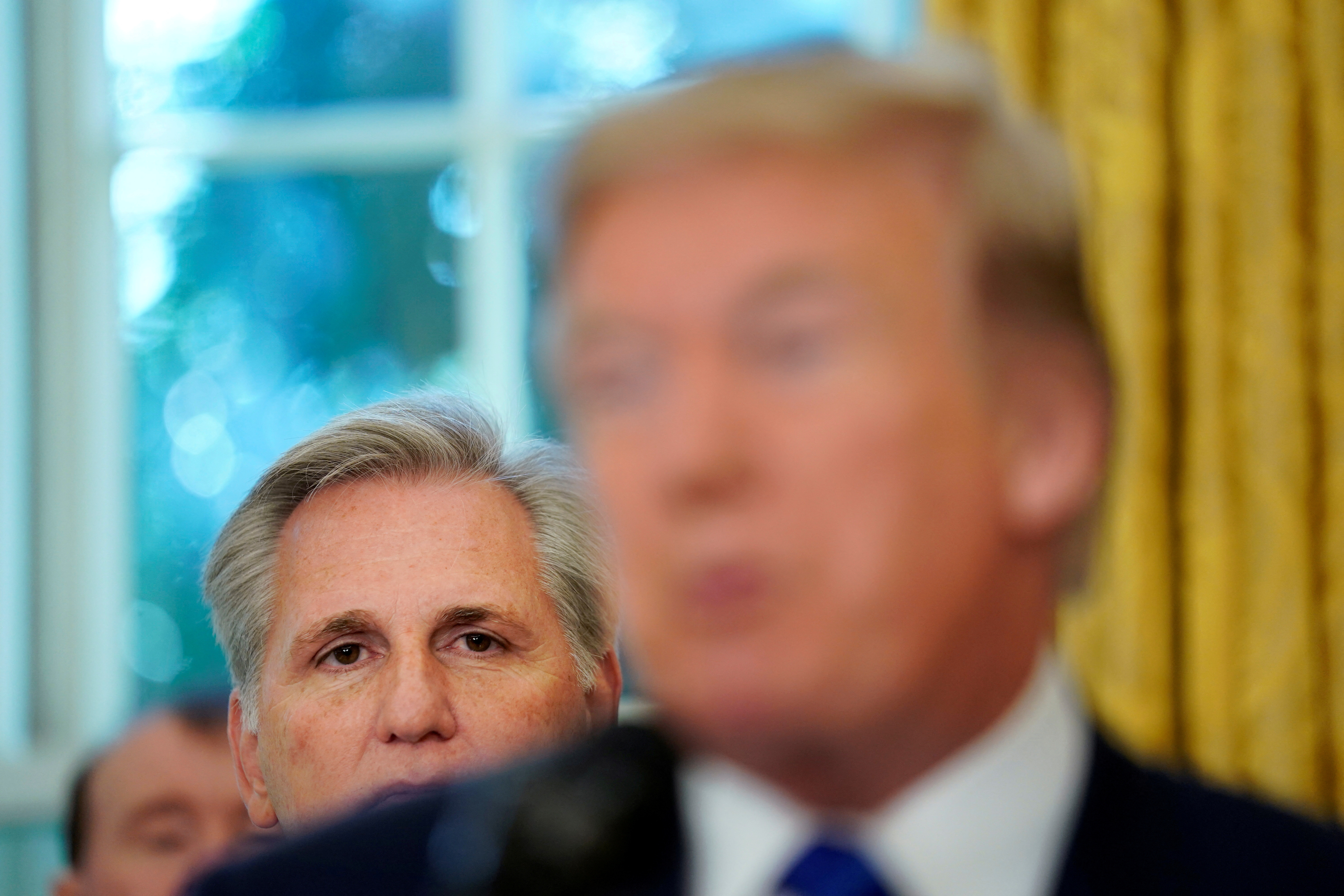 Kevin McCarthy looks at U.S. President Donald Trump as he delivers remarks in the Oval Office of the White House in Washington, U.S. November 2, 2017. /Reuters