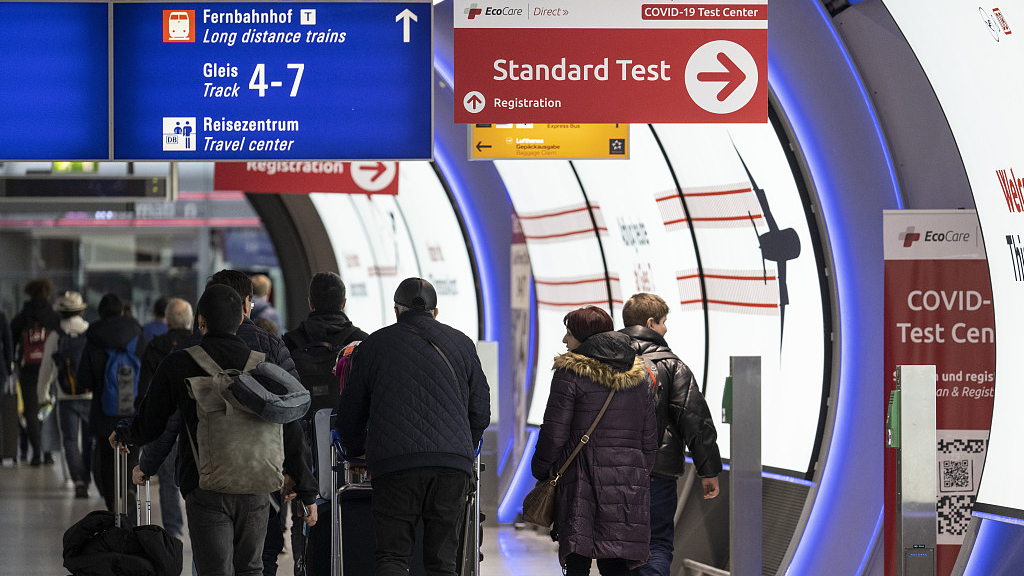 Passengers walk past a COVID-19 test center at Frankfurt Airport, Hessen, Germany, January 6, 2023. /CFP
