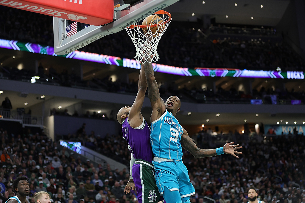 Terry Rozier III (#3) of the Charlotte Hornets drives toward the rim in the game against the Milwaukee Bucks at Fiserv Forum in Milwaukee, Wisconsin, January 6, 2023. /CFP