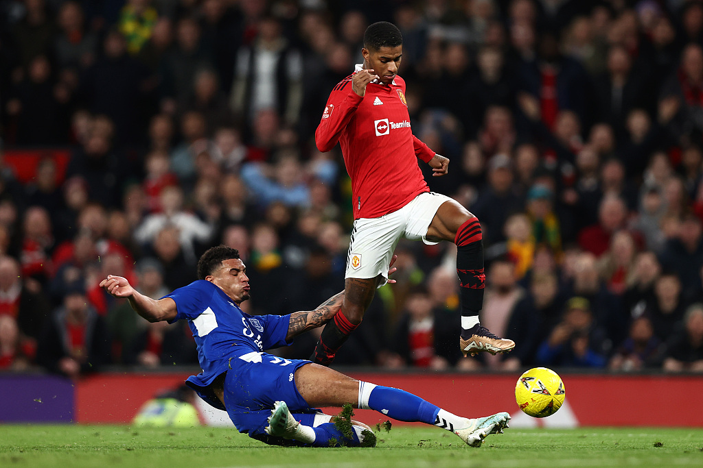 Marcus Rashford of Manchester United is tackled by Ben Godfrey of Everton during his team's FA Cup clash at Old Trafford in Manchester, England, January 6, 2023. /CFP