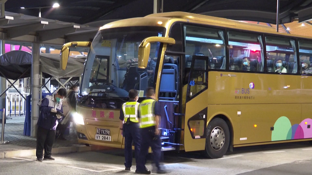 A shuttle bus carrying 27 outbound passengers from Hong Kong Special Administrative Region prepares to depart at the Hong Kong port of the Hong Kong-Zhuhai-Macao Bridge, January 8, 2023. /CFP
