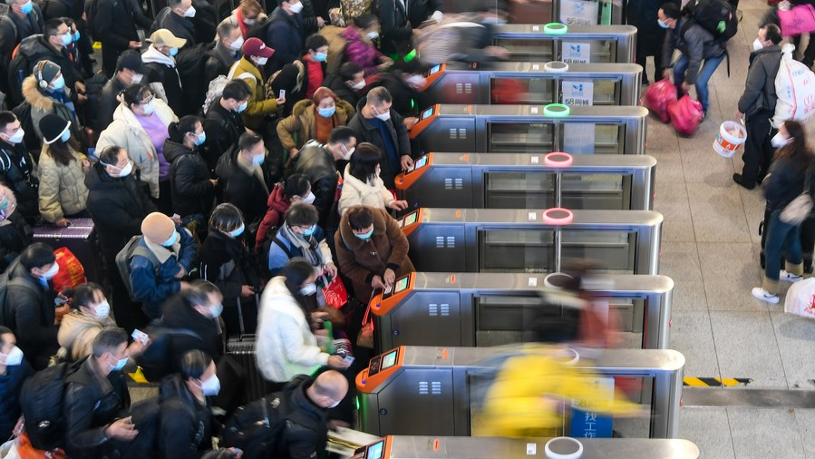 Passengers prepare to board a train in Suzhou Railway Station in Suzhou, east China's Jiangsu Province, January 7, 2023. /Xinhua
