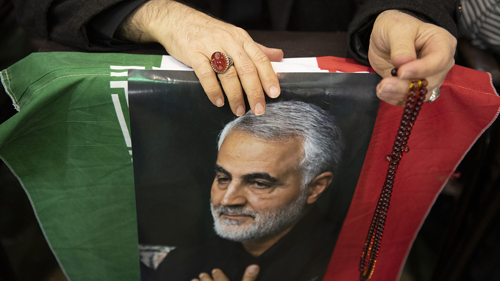 A mourner holds a poster of the late Revolutionary Guard General Qassem Soleimani, who was killed in Iraq in a U.S. drone attack in 2020, during a ceremony marking the 3rd anniversary of his death at Imam Khomeini Grand Mosque in Tehran, Iran, January 3, 2023. /CFP