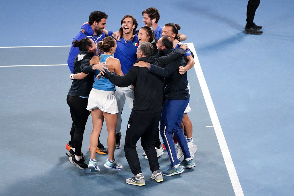 Team Italy celebrate after Lucia Bronzetti defeated Valentini Grammatikopoulou during the 2023 United Cup in Sydney, Australia, January 7, 2023. /CFP