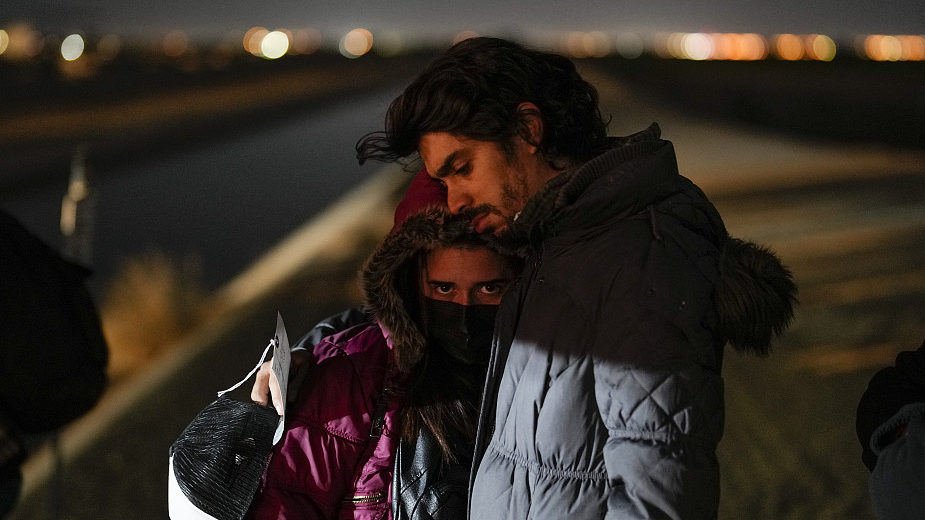 Cuban migrant Mario Perez holds his wife as they wait to be processed to seek asylum after crossing the border into the United States, near Yuma, Arizona, U.S., January 6, 2023. /CFP