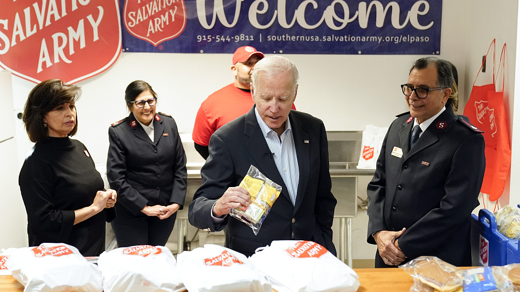 President Joe Biden looks at food that is distributed to migrants as he tours the El Paso County Migrant Services Support Center in El Paso, Texas, U.S., January 8, 2023. /CFP
