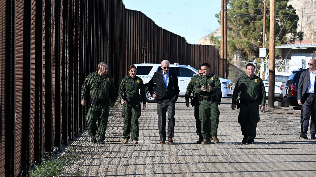 U.S. President Joe Biden speaks with members of the U.S. Border Patrol as they walk along the U.S.-Mexico border fence in El Paso, Texas, U.S., January 8, 2023. /CFP