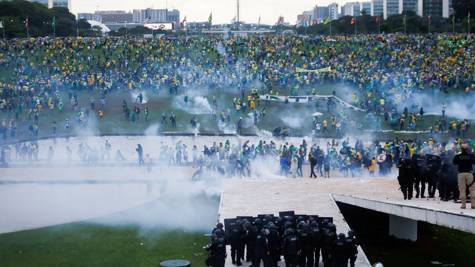 Supporters of Bolsonaro demonstrate against President Luiz Inacio Lula da Silva as security forces operate outside Brazil's National Congress in Brasilia, Brazil, January 8, 2023. /Reuters