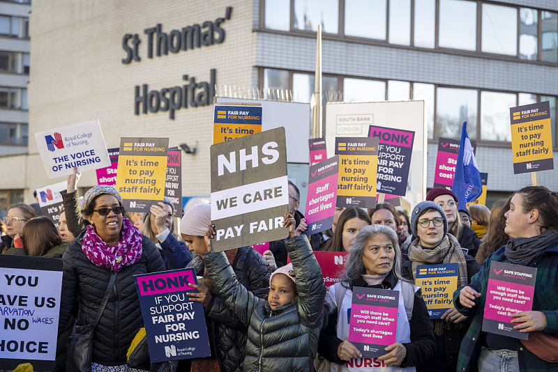 Nurses and supporters striking on a picket line outside St Thomas Hospital in London, UK, December 20, 2022. /CFP