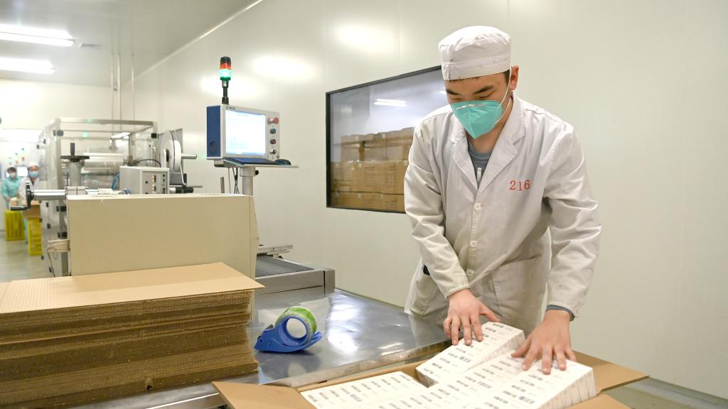 An employee packs medicines at a pharmaceutical company in Xi'an, northwest China's Shaanxi Province, January 4, 2023. /Xinhua